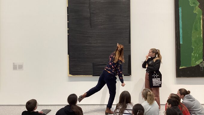 Les élèves questionnent différentes œuvres, ici ,Pierre Soulages